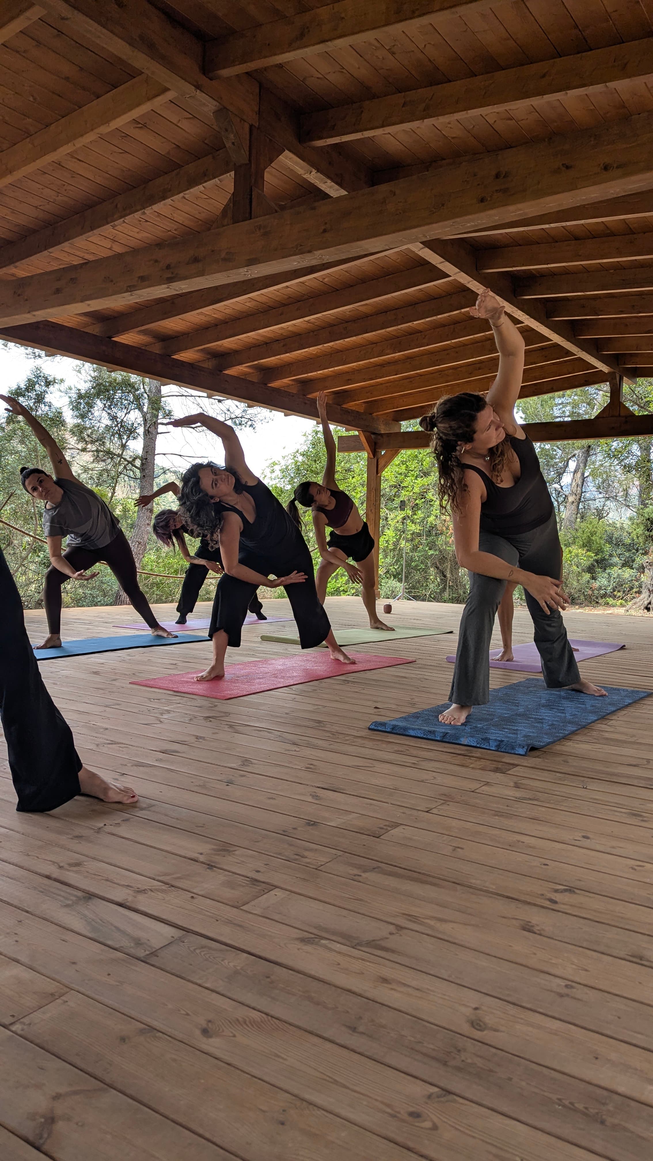 Grupo practicando yoga en Petrés