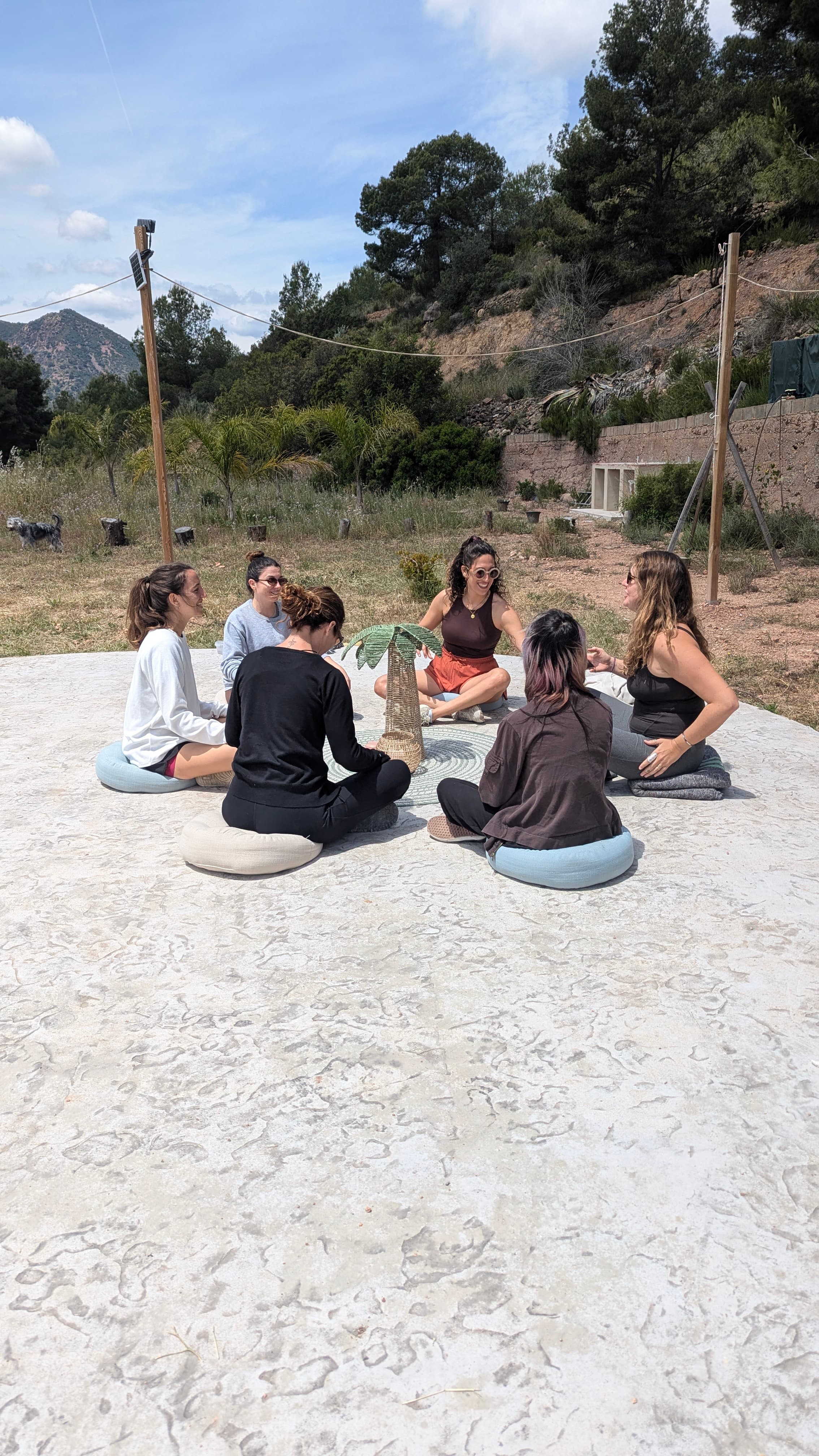 Círculo de mujeres en un encuentro Trobada